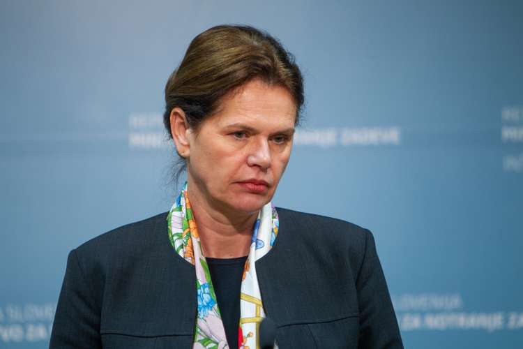 Alenka Bratušek (na fotografiji) si je vzela dodaten čas pred odločitvijo o tem, komu bo zaupala vodenje agencije za varnost prometa.