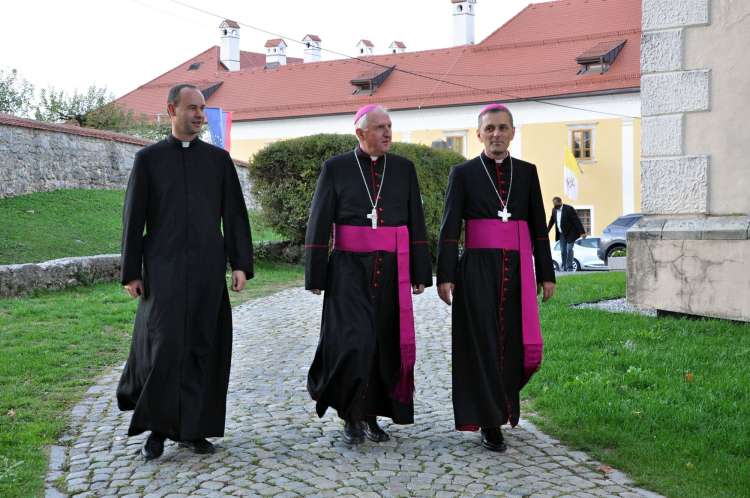 V slovenski Katoliški cerkvi že nekaj časa teče zakulisni spopad med konservativno in liberalno strujo. Prvo pooseblja ljubljanski nadškof Stanislav Zore (v sredini), drugo pa novomeški škof Andrej Saje (desno). Ko je slednji lani postal predsednik Slovenske škofovske konference, je urad za preprečevanje pranja denarja brez pravne podlage začel pregledovati njegove bančne račune.