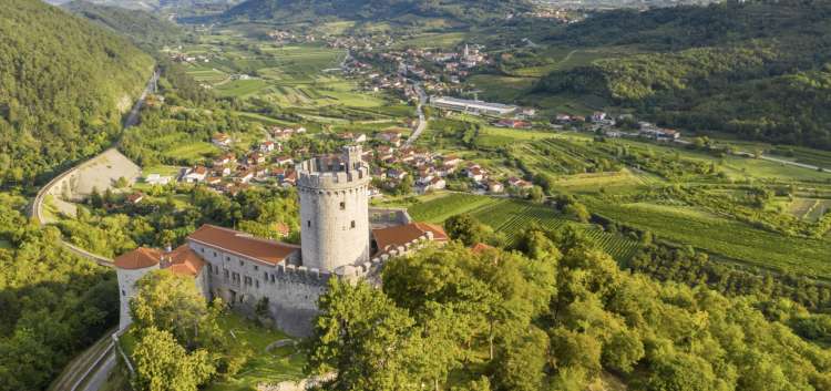 V tridesetih letih 16. stoletja je grad Rihemberk prišel v roke rodbine Lanthieri in takrat se je za