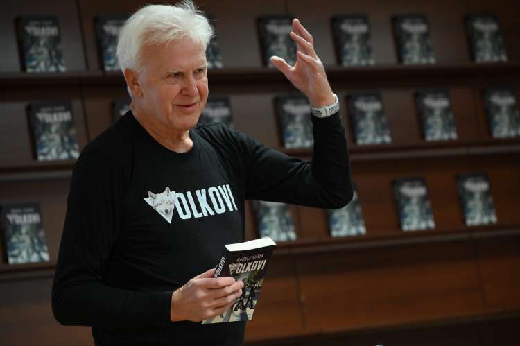 Andrej je po desetih letih izdal knjigo Volkovi.