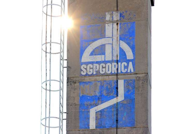 Od dolge zgodovine SGP Gorica sta ostala le zbledel napis in 
pest drobiža.