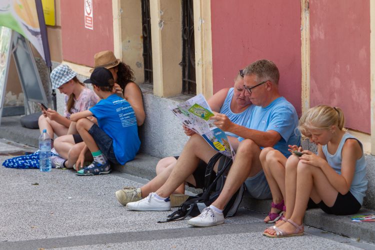 turisti, poletje, na ulici