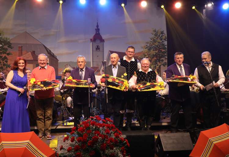 Pod Mengeško marelo so se zbrali tudi pobudniki prve prireditve. Nagrade in zahvale so prejeli: Franc Kompare, Ivan Pišek, Ivan Sivec, Janez Per in Lado Kosec.