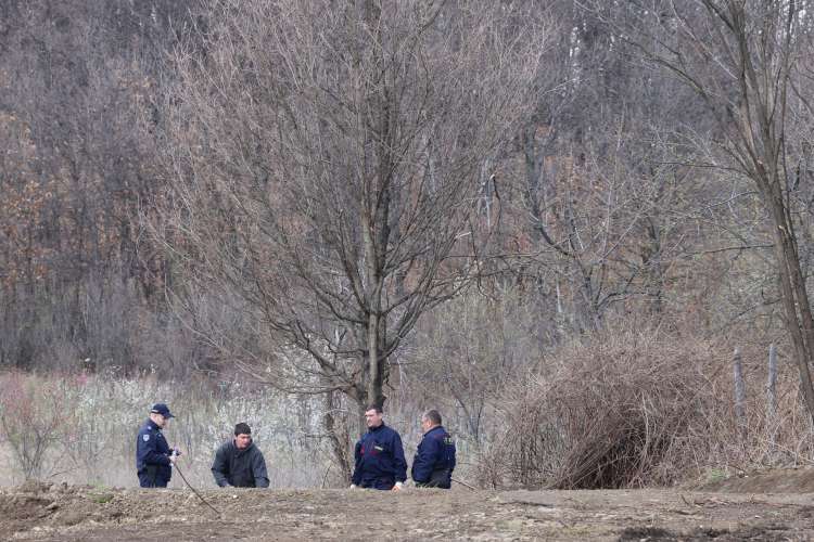 Iskanje izginule dvoletnice v srbskem naselju Banjsko polje.