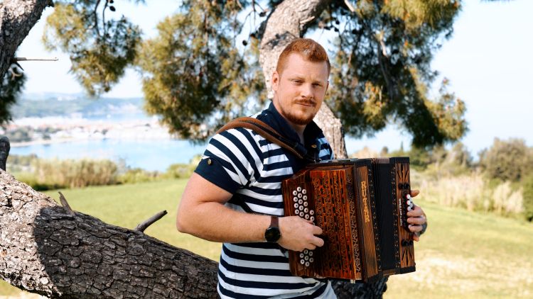 Niko Poles je že nekaj let harmonikar legendarnih Primorskih fantov.