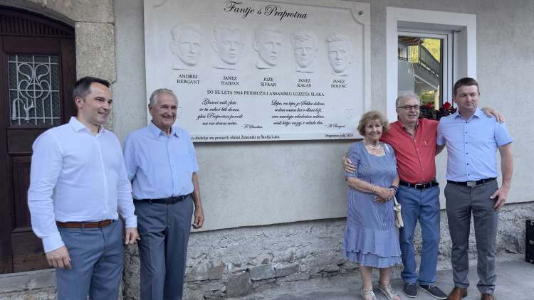 Na odkritju obeležja Fantov s Praprotna so spominsko ploščo odkrili; Podžupan občine Škofja Loka, Andrej Bergant, Ivanka Slak, Franci Smrekar in župan občine Železniki.