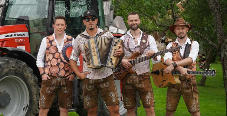 Fehtarji predstavljajo videospot za skladbo Podeželski rock'n'roll.