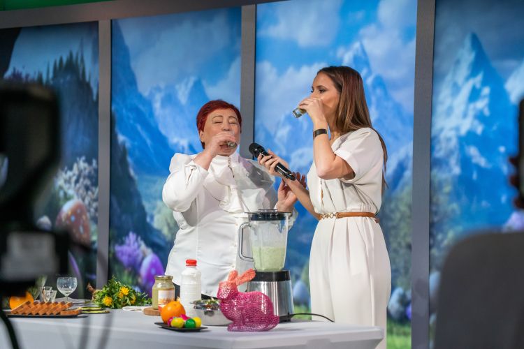 Marija in Martina sta z užitkom spili smuti iz regrata, kefirja in ja