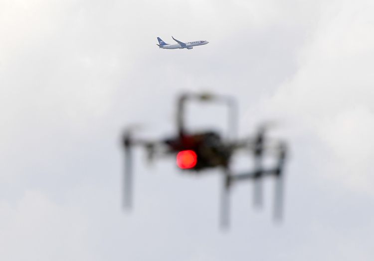 dron, letalo, letališče