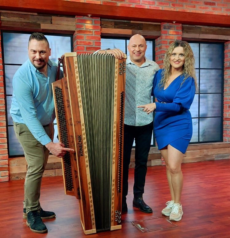 Boštjan Konečnik, Nejc Drobnič in Nina Cestnik Pavlič z največjo harmoniko na svetu.
