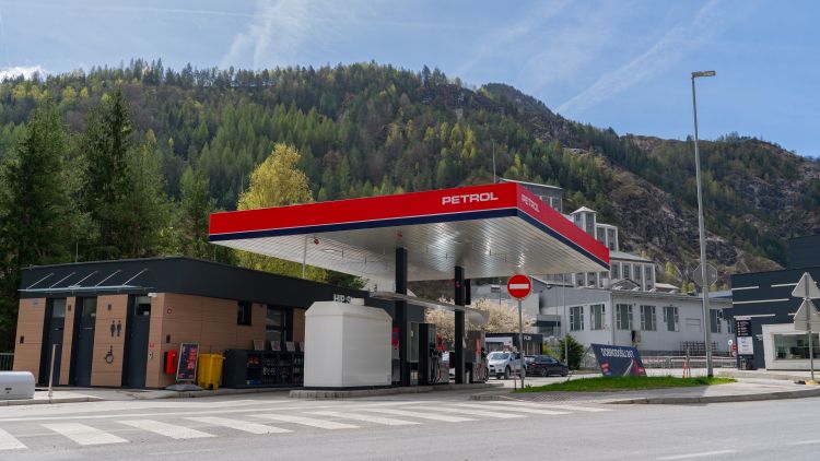 petrol, pot-neustavljivih, klemen-bunderla, romana-lesjak, crna-na-koroskem, pomoc