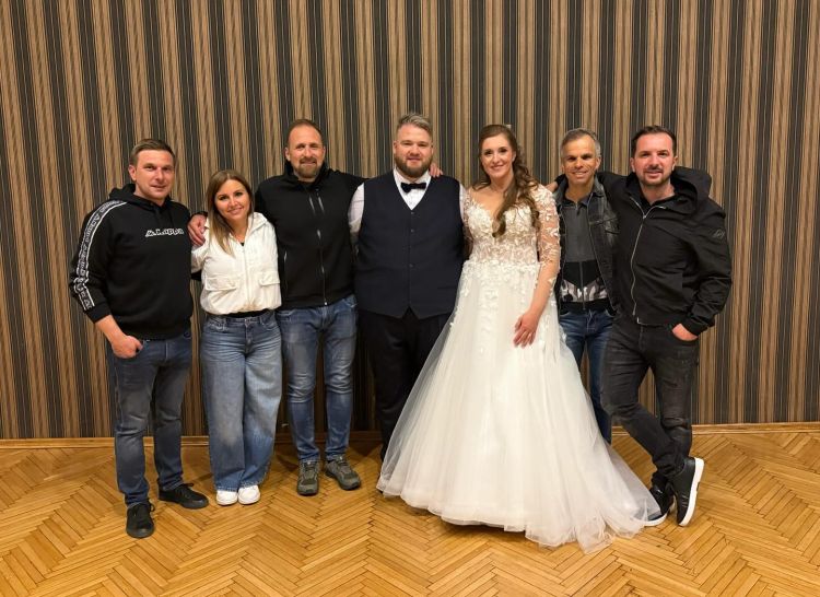 Unikatovci z ženinom in nevesto. Fotografijo so uspeli narediti šele tik pred odhodom domov.
