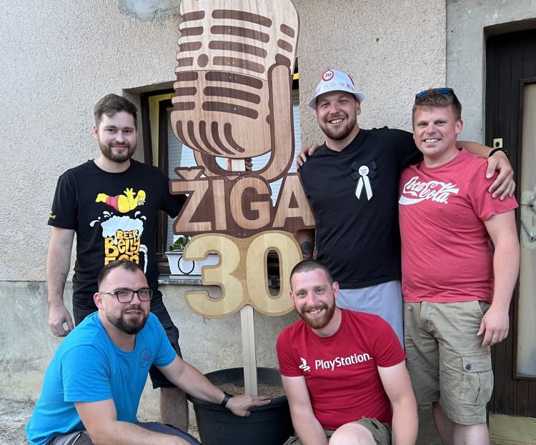 Prijatelji in brat so mu pripravili zelo lepo presenečenje – tablo z mikrofonom in okroglo številko