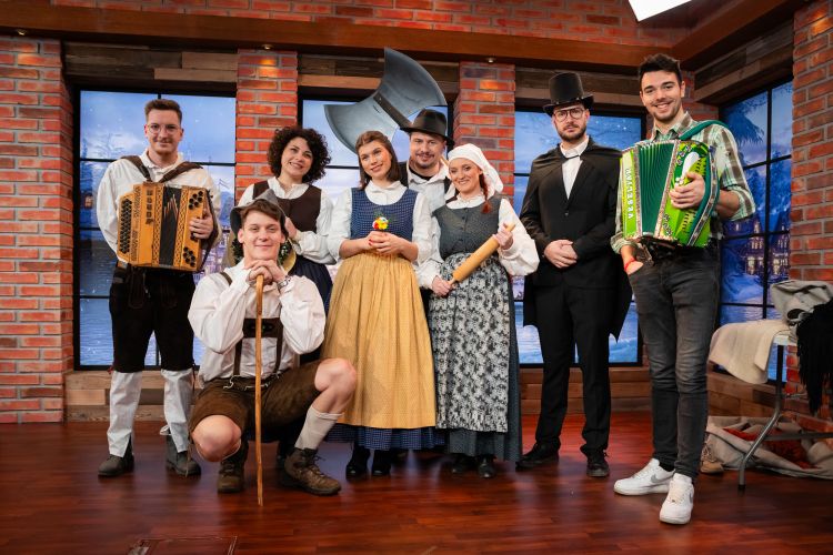 Za letošnjega pusta so se takole nastavili fotoaparatu, z Niko in Jako je tudi njuna producentka Pet