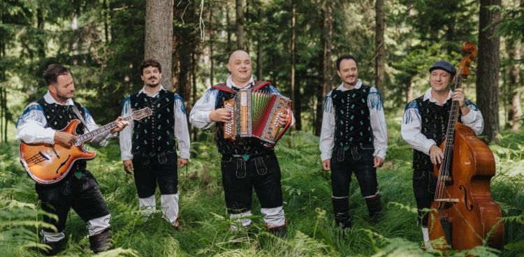 Modrijani navdušili z nežnim valčkom.