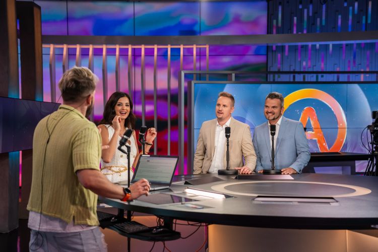 Zanimivim vprašanjem o poletnih romancah so se spretno izogibali.