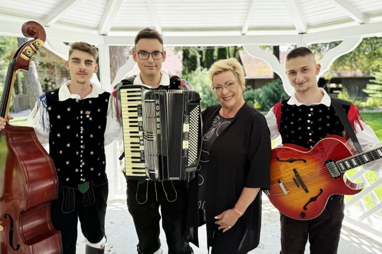 Trio Benjamina Merzdovnika in Romana Cafuta.