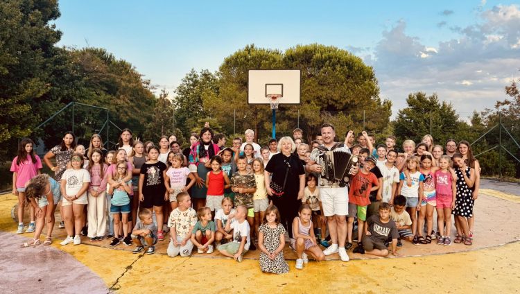 Robert Goter je obiskal otroke, ki so z njegovo pomočjo odšli na počitnice na Debeli rtič
