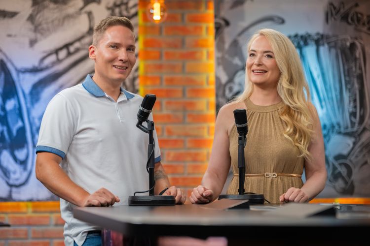 Aleksandra Križan in Nejc Ravnihar sta nas povabila v Begunje. Zadnji konec tedna v avgustu Veseli Begunjčani tam prirejajo narodnozabavni vikend.