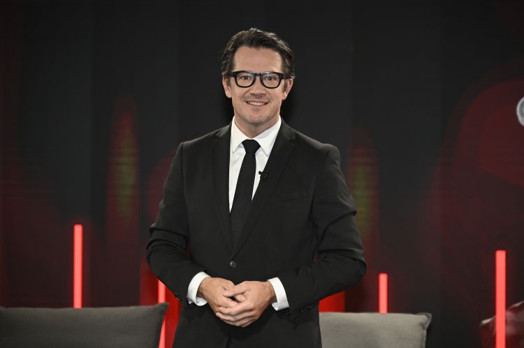 Boštjan Klun se kot voditelj oddaje nonSTOP počuti odlično in suvereno. S svojimi vprašanji je ponov