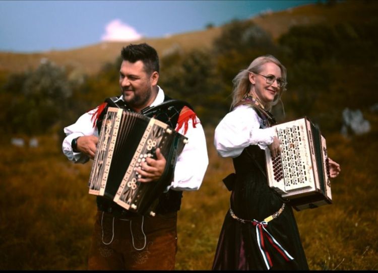 Tomo Primc in Teja Ljubič si večkrat nadeneta narodno nošo in odideta skupaj na nastope.
