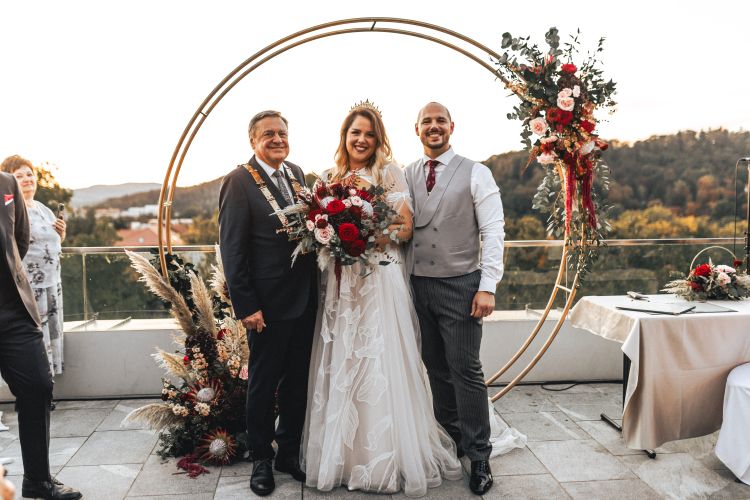 Civilno ju je poročil ljubljanski župan Janković.