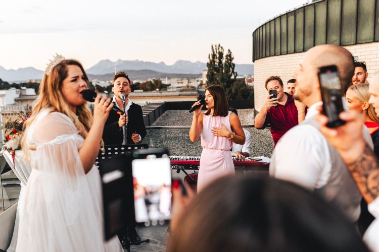 Na terasi Kluba Cankarjevega doma je zapela skupaj z Niko Svetlin in Rokom Piletičem.