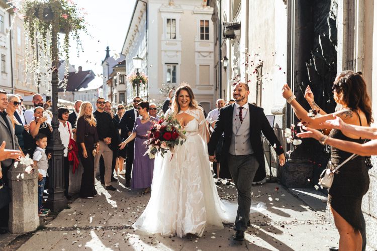 Po odhodu iz ljubljanske stolnice so ju svati zasuli s konfeti.