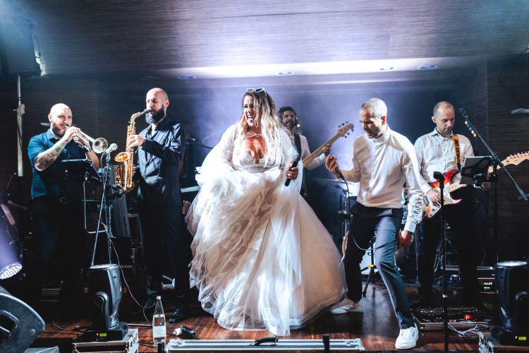 Nevesta je divje zapela in zaplesala.