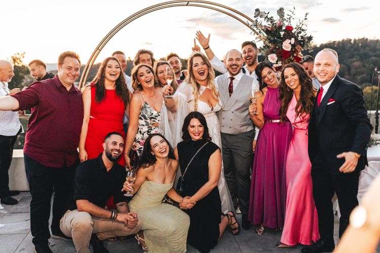 Prijatelji in sodelavci z Aktuala so jo z radostjo pospremili v zakon.