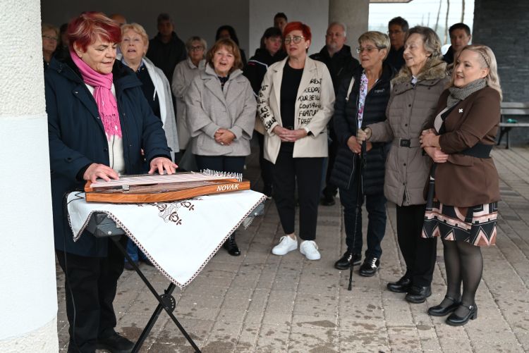 Dame domače glasbe so zapele