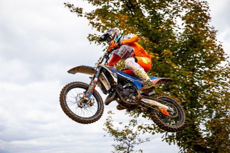 Lukas Osek (1) je v razredu MX 125 kar letel do skupne zmage na Prilipah.jpg