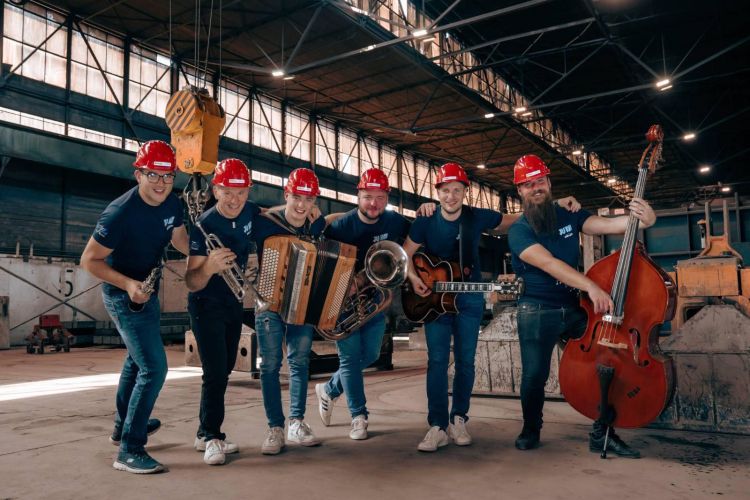 Juhu glasbeni mix so: Mohor Jevšenak, Matej Mastnak, Gašper Kundih, Luka Zajc, Grega Marcen in Sebastijan Plevnik.