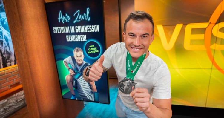 Anže Zavrl je v nedeljo postal prvi človek na svetu, ki je maraton pretekel s harmoniko.