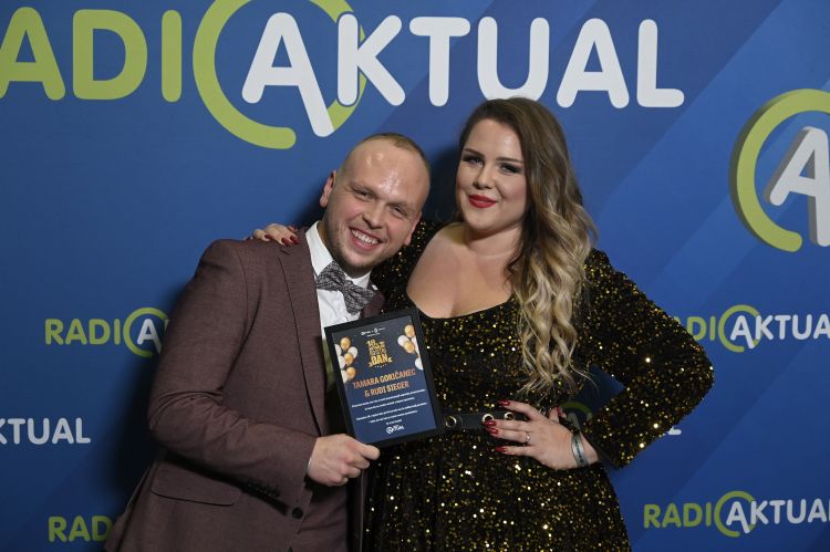 Vedno nasmejana, tudi po nastopu na odru Stožic – aktualovca Tamara Goričanec in Rudi Sieger