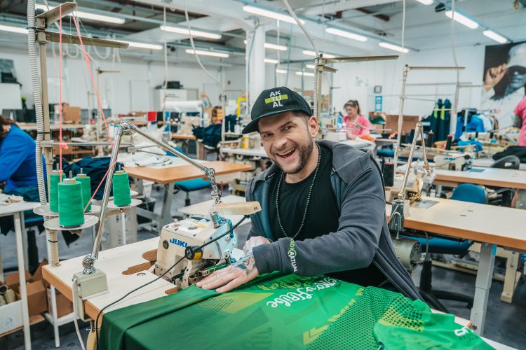 Klemen se loti šivanja, a le za fotografiranje..jpg