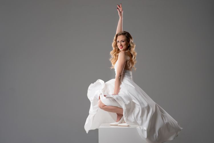 Singel Grehi je prvi uradni korak k albumu, ki je nastajal več let v tesnem sodelovanju z ustvarjalnim dvojcem Maraaya.