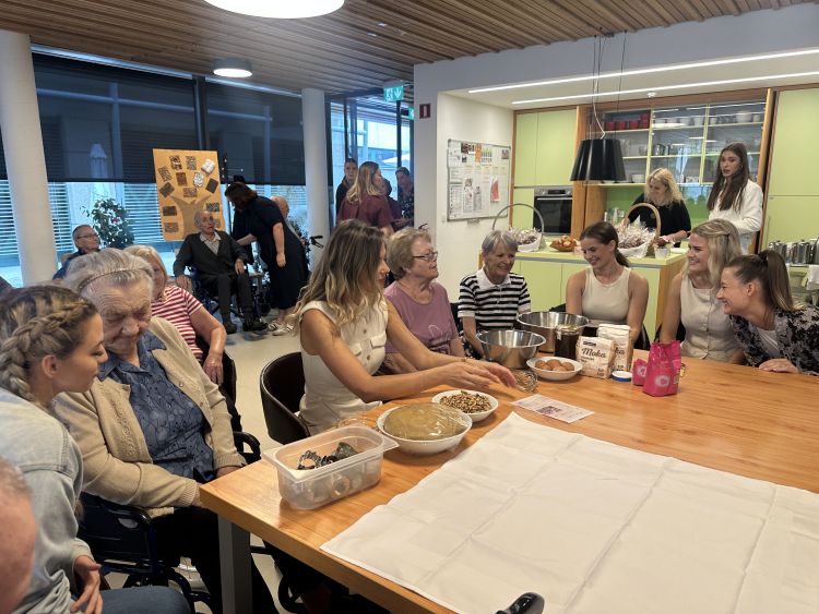 Skupaj so pekli piškote in obujali spomine.