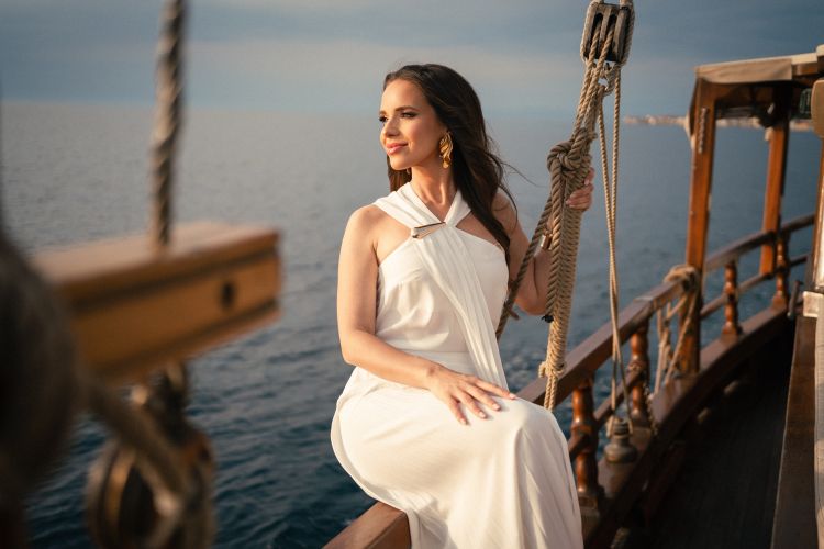 Martina Švab navdušuje z novim poletnim videospotom ob morski kulisi.