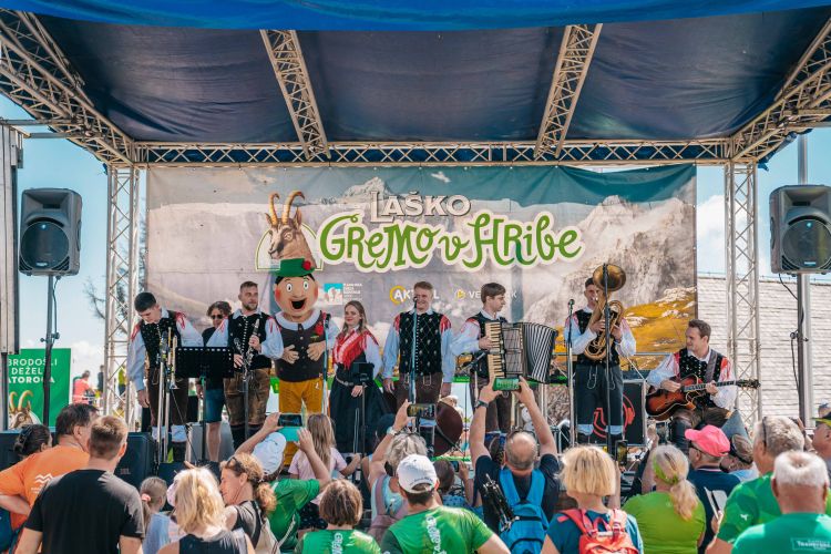 V narodne noše odeti Vedri muzikantje so ob dnevu državnosti poskrbeli za nastop, kot se šika.