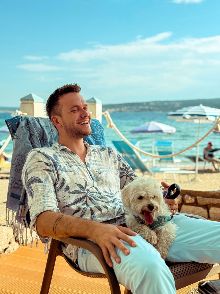 Morje, sonce in pasja družba – tudi Luka si rad vzame trenutek zase.