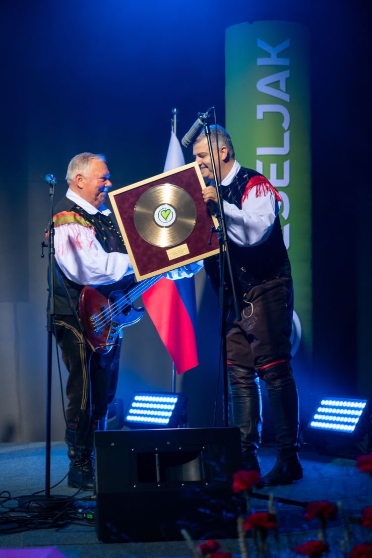 Legendarni Alpski kvintet, ki letos praznuje 60 let delovanja, je na odru Veseljakovih 30 prejel zla