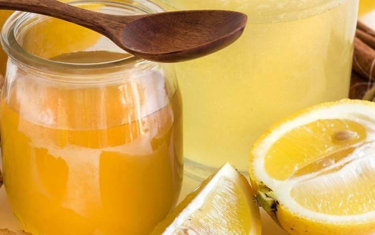 Napitku lahko poleg medu dodate tudi limonin sok.