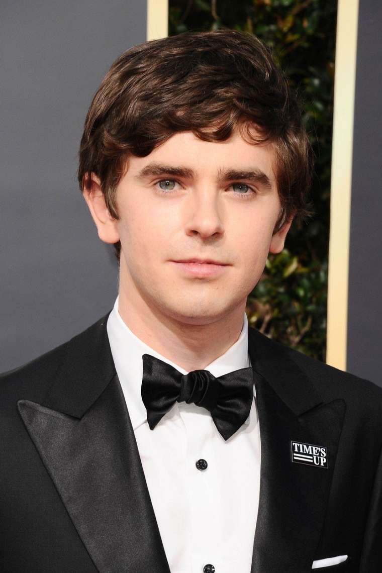 Igralec Freddie Highmore se je udeležil zlatih globusov.