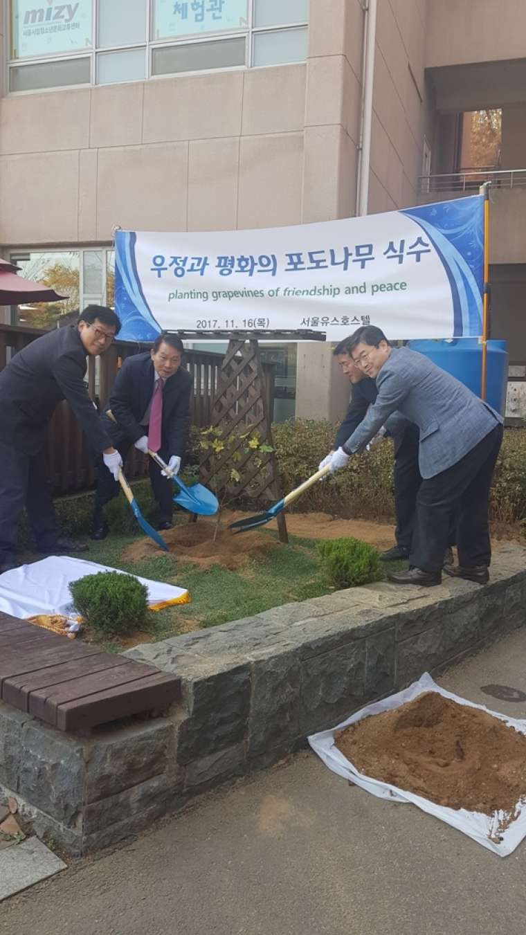 Ceremonija zasaditve potomke najstarejše trte v Seulu1