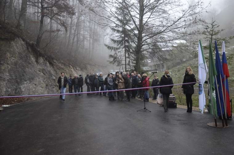 Obnovljen odsek ceste, ki povezuje krško in sevniško občino