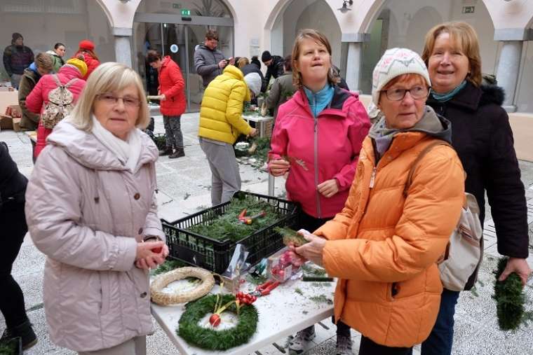 V KS Center so pripravili delavnico izdelovanja božično novoletnega okrasja