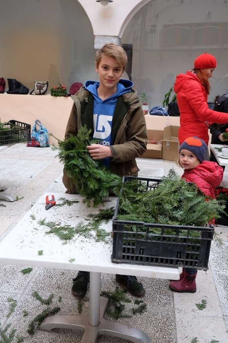 V KS Center so pripravili delavnico izdelovanja božično novoletnega okrasja