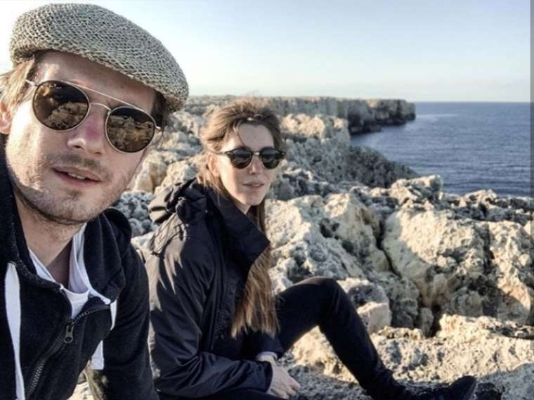 Robert Korošec se je za prvomajske praznike z družino odpravil na Sicilijo, zdaj pa je že sredi intenzivnih priprav za snemanje nove televizijske serije.