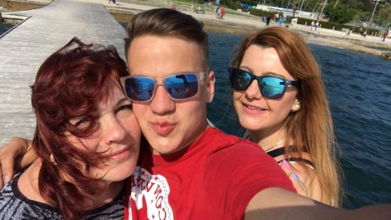 Sabina s prijateljema iz Kmetije, Janom Klobaso in Moniko Košenina.